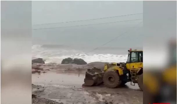 Huaico en carretera de Ilo deja un vehículo atrapado. Foto: América Noticias