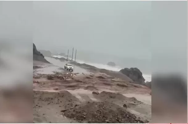 Huaico en carretera de Ilo deja un vehículo atrapado. Foto: América Noticias