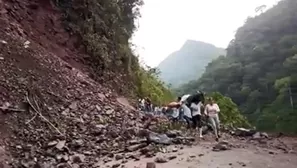 Caída de piedras y lodo restringió el tránsito en carreteras. Foto: América Noticias