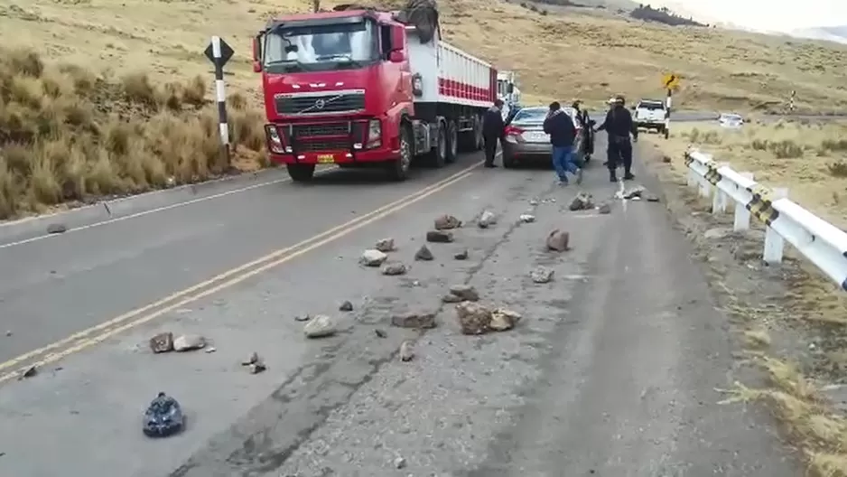 Docentes bloquean carretera como forma de protesta. Foto: América Noticias