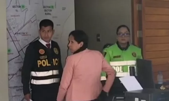 Huancayo: Detienen a hombre vestido de alumna en baño de colegio