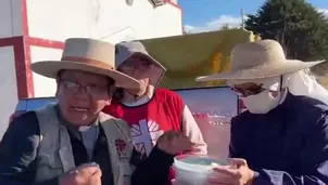 Tras el sismo de 5.0 del 6 de agosto, damnificados en Huasicancha duermen sobre paja y pieles de oveja para resistir las heladas. Hasta 15 personas pernoctan hacinadas en carpas reducidas. Piden módulos de vivienda urgentes. Video: Canal N