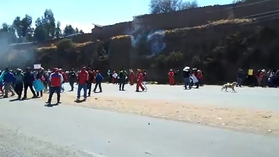 Profesores se enfrentaron a la Policía. Foto: América Noticias