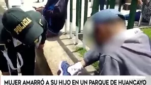 El menor estaba atado con una cinta a una reja