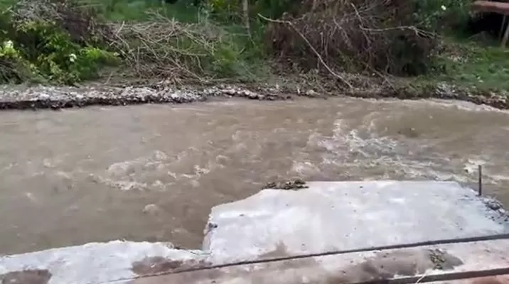 Puente peatonal colapsó por incremento de río. Foto: América Noticias Puente peatonal colapsó por incremento de río. Foto: América Noticias