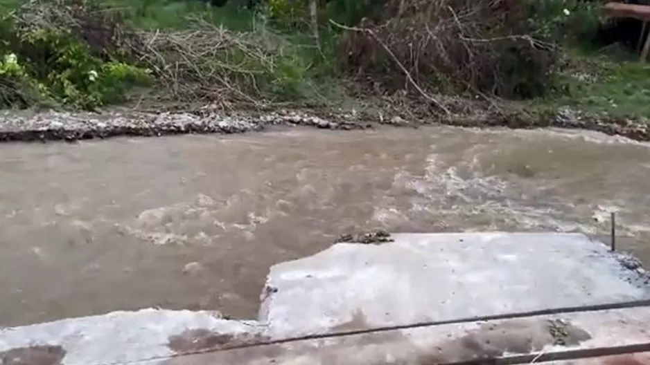 Puente peatonal colapsó por incremento de río. Foto: América Noticias 