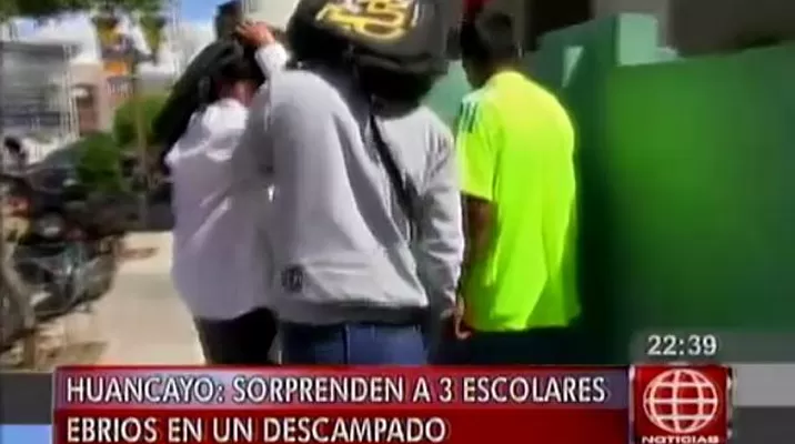 Huancayo: sorprenden a escolares bebiendo licor en la vía pública Huancayo: sorprenden a escolares bebiendo licor en la vía pública