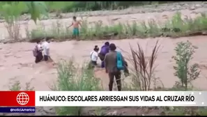 Escolares arriesgan sus vidas al cruzar río. Foto: captura de TV