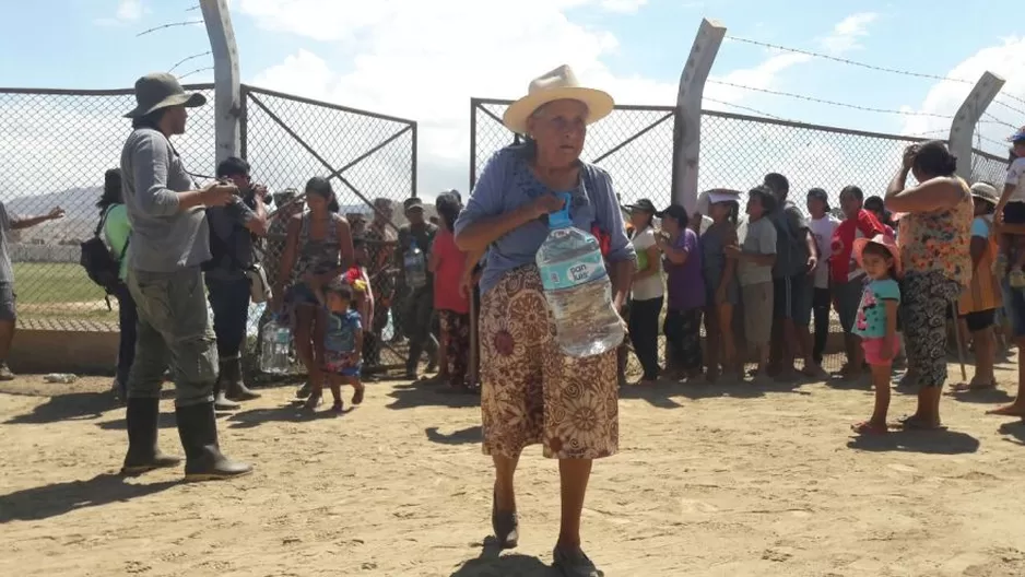 Damnificados hacen colas por víveres. Foto: Referencial/archivo El Comercio 