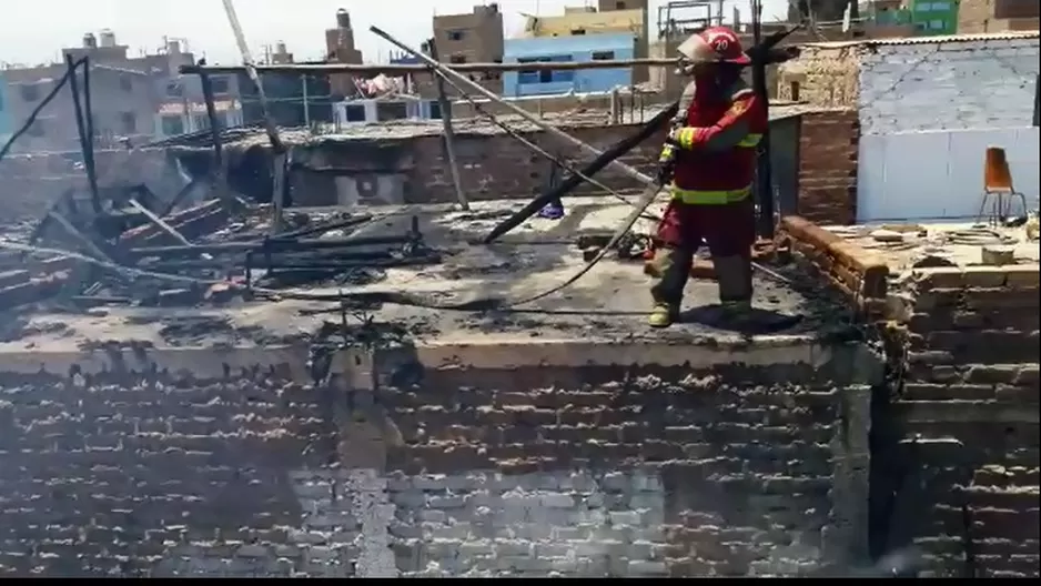 Incendio afecta dos viviendas. Foto: América Noticias