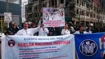 Médicos se apostaron en las afuera del Hospital Dos de mayo para atraer la atención de las autoridades. (Vía: Twitter)