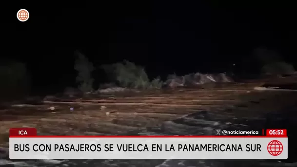 Ica: Bus con pasajeros volcó tras ser arrastrado por un huaico en la Panamericana Sur. Foto: América Noticias