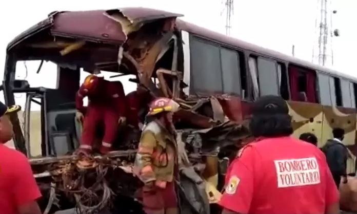 Un muerto y cuatro heridos dejó choque entre bus y tráiler