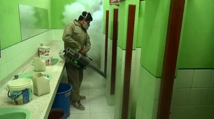 Realizan fumigación en universidad de Ica. Foto: América Noticias Realizan fumigación en universidad de Ica. Foto: América Noticias