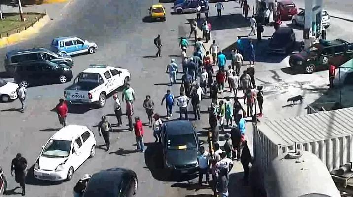 Los sujetos se agarraron a golpes en plena vía pública. Foto: Canal N Los sujetos se agarraron a golpes en plena vía pública. Foto: Canal N