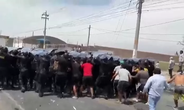 Ica: trece policías heridos durante manifestaciones en la Panamericana Sur - America Noticias