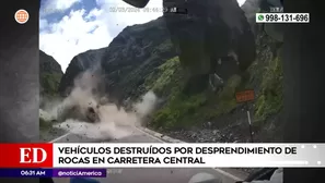 Una cámara captó el momento en que rocas gigantes cayeron sobre la vía central / Fuente: América Noticias