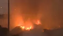 Se reavivó el fuego en almacén de llantas. Foto: captura de TV