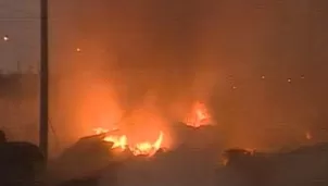 Se reavivó el fuego en almacén de llantas. Foto: captura de TV