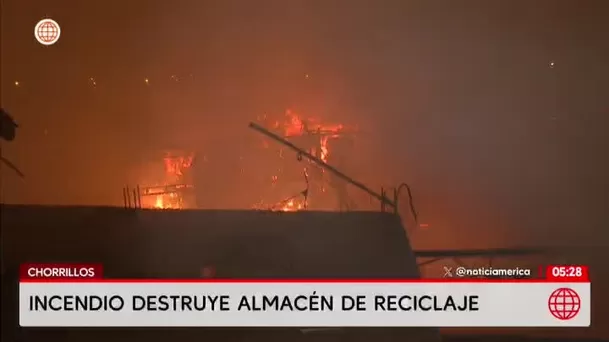 Incendio consume un almacén de reciclaje en Chorrillos. Foto: América Noticias