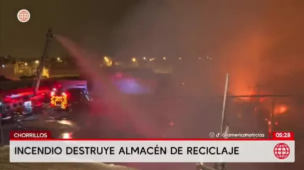 Incendio consume un almacén de reciclaje en Chorrillos. Foto: América Noticias