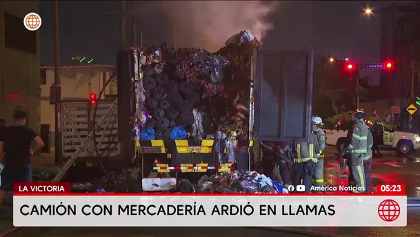 Incendio consume camión con mercadería en La Victoria. Foto: América Noticias