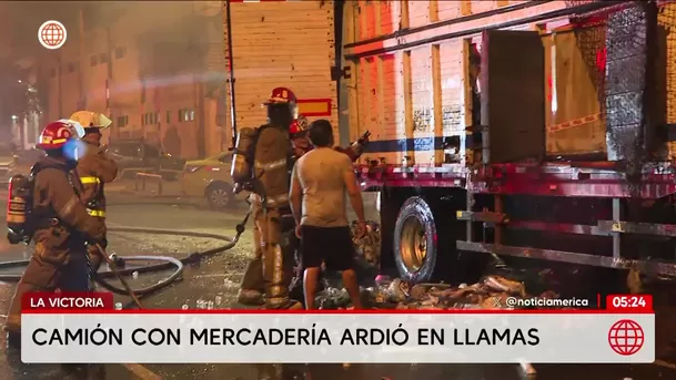 Incendio consume camión con mercadería en La Victoria. Foto: América Noticias