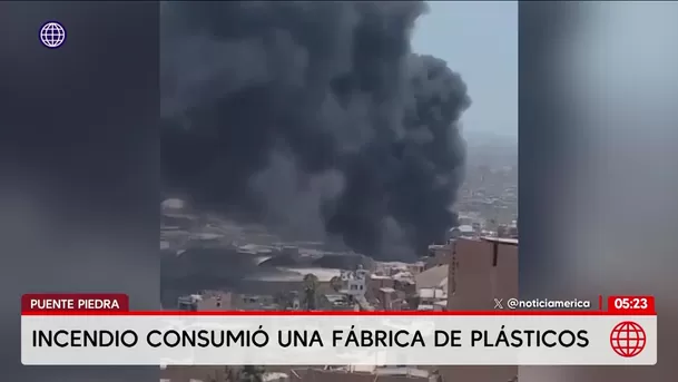 Incendio consume fábrica de plásticos en Puente Piedra. Foto: América Noticias Incendio consume fábrica de plásticos en Puente Piedra. Foto: América Noticias