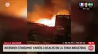 Incendio consumió locales de muebles en Villa El Salvador