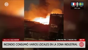 Incendio consumió locales de muebles en Villa El Salvador. Foto y video: América Noticias
