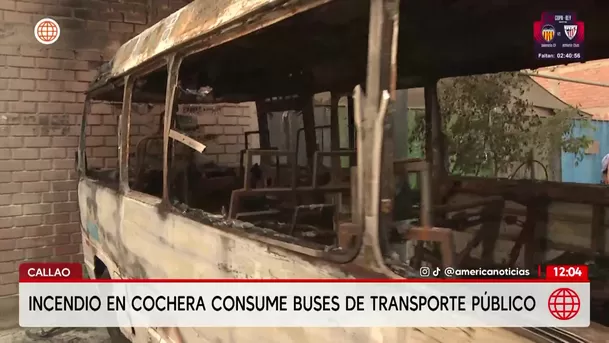 Incendio destruye 12 buses de transporte informal en cochera del Callao. Foto: América Noticias