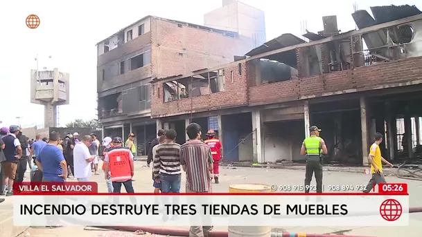 Incendio destruye tres tiendas de muebles en Villa El Salvador. Foto: América Noticias