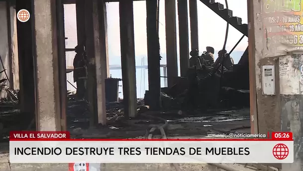 Incendio destruye tres tiendas de muebles en Villa El Salvador. Foto: América Noticias