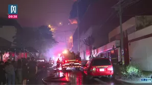 Incendio destruye fábrica de plásticos en SJL en plena Navidad. Foto y video: Canal N