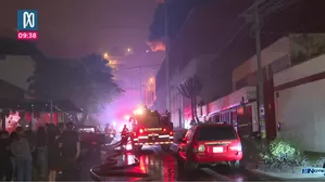 Incendio destruye fábrica de plásticos en SJL en plena Navidad. Foto y video: Canal N