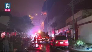 Incendio destruye fábrica de plásticos en SJL en plena Navidad. Foto y video: Canal N