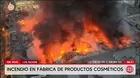 Incendio de gran magnitud destruye fábrica de productos cosméticos en Los Olivos