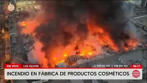 Incendio de grandes proporciones consume fábrica de cosméticos en el distrito de Los Olivos. / Video: América Noticias
