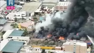 Emergencia se registra en la avenida Los Tucanes, en Huachipa, Lurigancho, y genera intensas columnas de humo visibles a varios kilómetros. / Video: Canal N