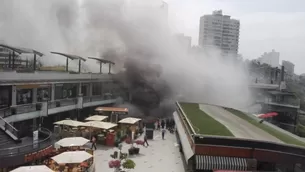 Incendio en Larcomar. (Vía: Twitter)