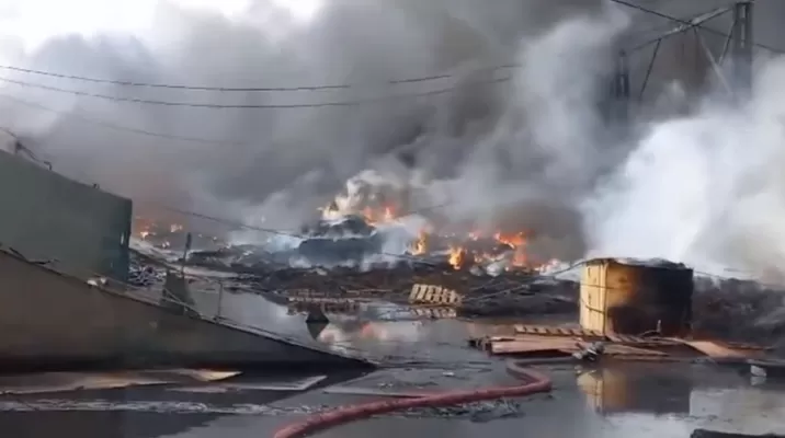 Fuego consumió almacén de llantas desde la noche del sábado / Foto: Andina Fuego consumió almacén de llantas desde la noche del sábado / Foto: Andina