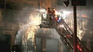 Los bomberos continúan luchando para apagar las llamas