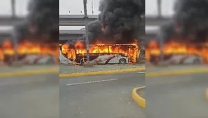 Tras el incendio el bus de transporte público terminó en chatarra