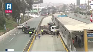 Camión invadió vía del Metropolitano en Independencia. Foto y video: Canal N