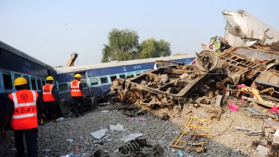 Búsqueda de sobrevivientes tras descarrilamiento de tren en India. Foto: AFP