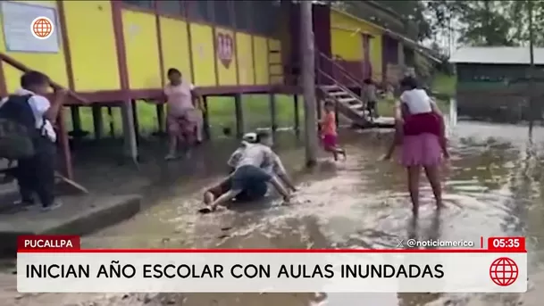 Inician año escolar con aulas inundadas en Pucallpa. Foto: América Noticias