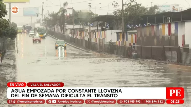 Agua empozada por constante llovizna dificulta tránsito en Villa El Salvador. Foto: América Noticias