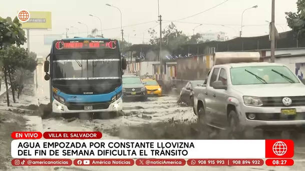 Agua empozada por constante llovizna dificulta tránsito en Villa El Salvador. Foto: América Noticias