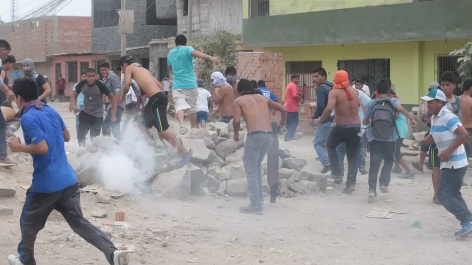 Los protestantes no dudaron en enfrentarse a la Policía. Foto: Referencial/archivo El Comercio