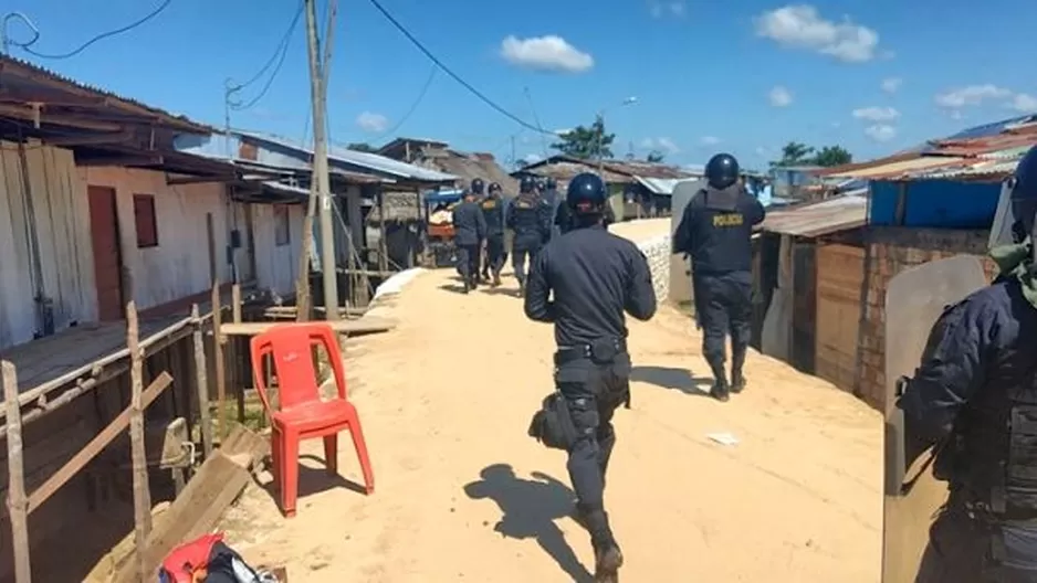 Pobladores se enfrentan a la Policía para evitar desalojo. Foto: América Noticias